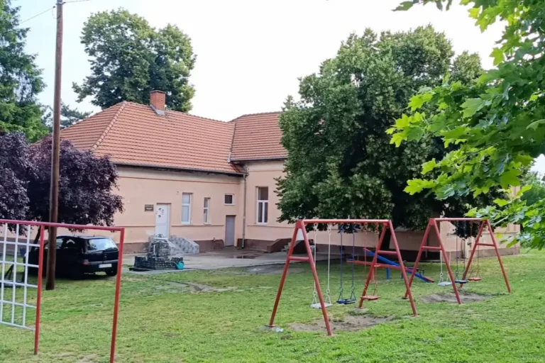 двориште школе у Бресју
