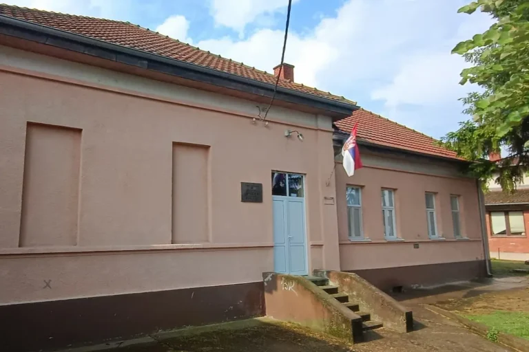 зграда школе у Бресју
