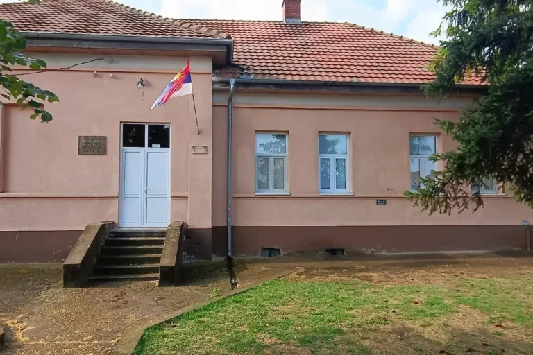 улаз школе у Бресју