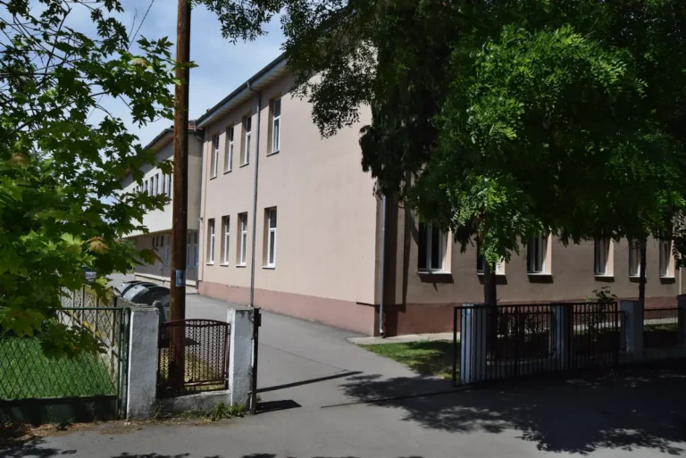 Улаз у школу у Великом Орашју