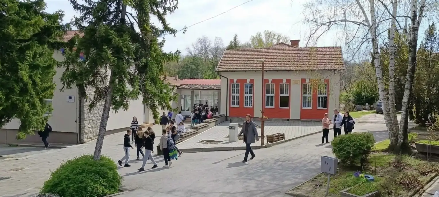 Деца излазе из школе након завршене наставе